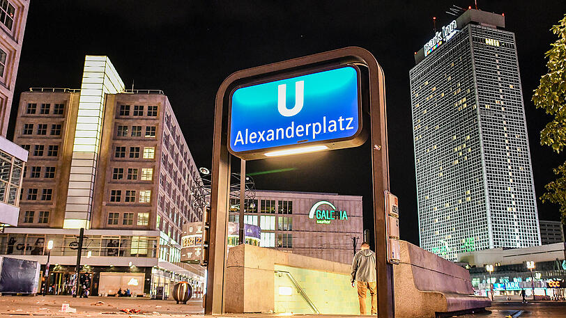 Am Berliner Alexanderplatz ist erneut ein Mann niedergestochen worden.