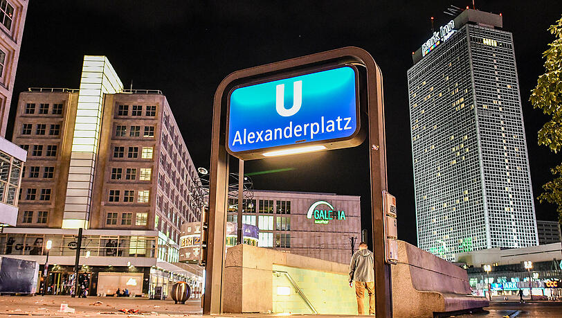 Am Berliner Alexanderplatz ist erneut ein Mann niedergestochen worden. Am Berliner Alexanderplatz ist erneut ein Mann niedergestochen worden.