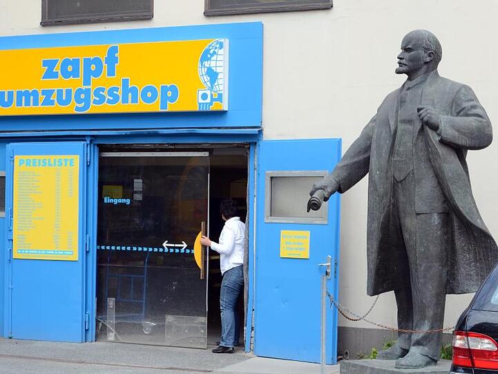 Vertrauen ist gut, Zuzugsstopp ist besser? Eine Lenin-Figur wacht in Berlin-Kreuzberg auf dem Hof des Umzugsunternehmens Zapf.