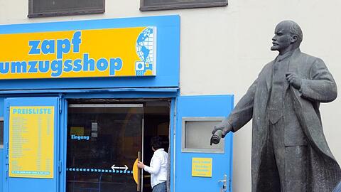 Vertrauen ist gut, Zuzugsstopp ist besser? Eine Lenin-Figur wacht in Berlin-Kreuzberg auf dem Hof des Umzugsunternehmens Zapf.