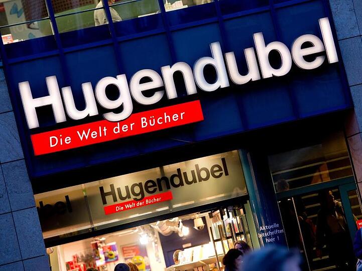 Der Schriftzug "Hugendubel - Die Welt der Bücher" ist an einer Filiale des Buchhändlers in München zu sehen. Foto: Sven Hoppe/Archiv