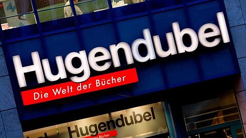 Der Schriftzug "Hugendubel - Die Welt der Bücher" ist an einer Filiale des Buchhändlers in München zu sehen. Foto: Sven Hoppe/Archiv
