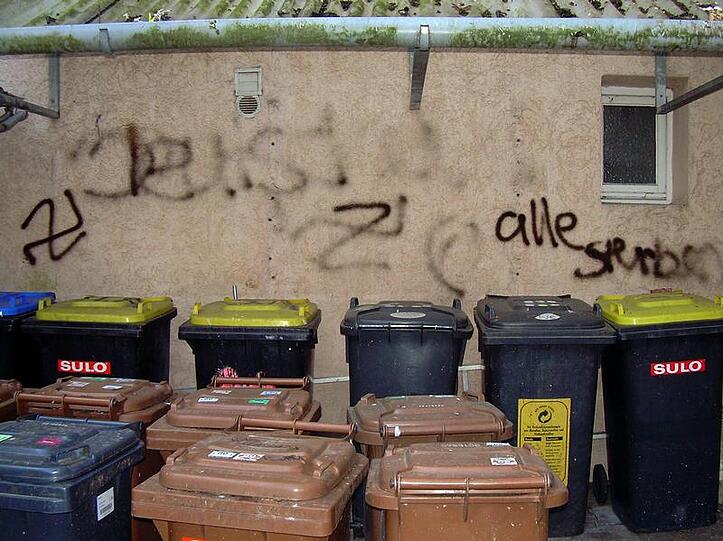 Im Hinterhof eines Hauses in Backnang haben Unbekannte rechtsradikale Parolen an die Wand gesprüht.