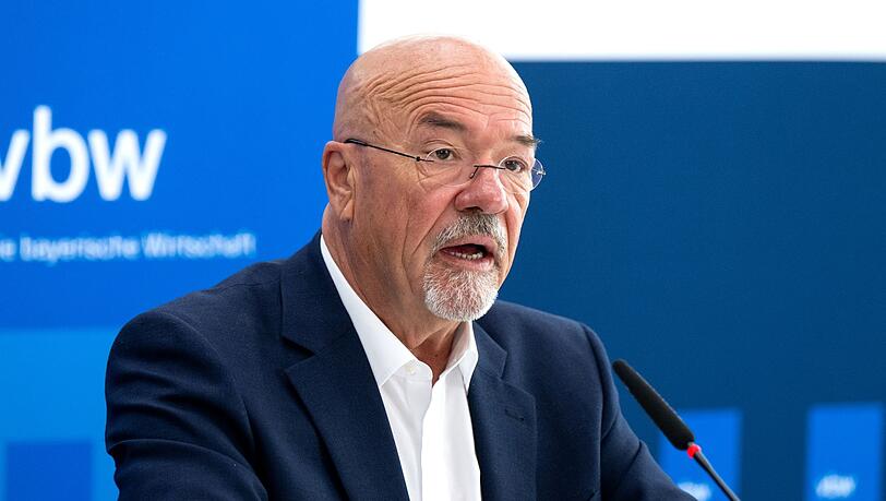Wolfram Hatz, Präsident der Vereinigung der Bayerischen Wirtschaft, nimmt an einer PK teil.