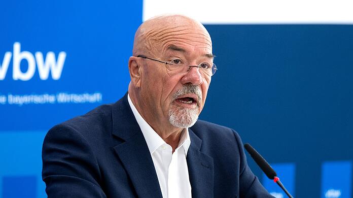 Wolfram Hatz, Präsident der Vereinigung der Bayerischen Wirtschaft, nimmt an einer PK teil.