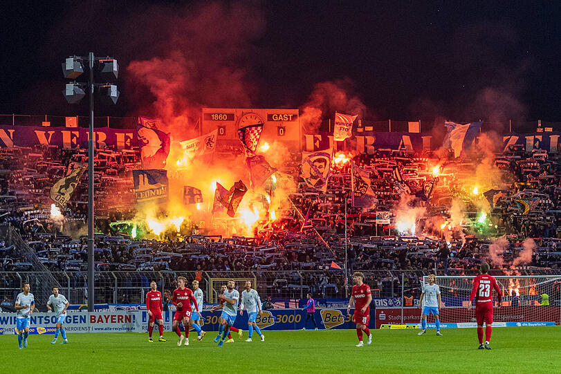 ...darüber hinaus brannten Sechzger-Anhänger beim Heimspiel gegen Rot-Weiß Essen mindestens 48 pyrotechnische Gegenstände ab.