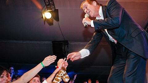 Tränen lügen nicht: 2000 Fans jubeln Michael Holm zu.