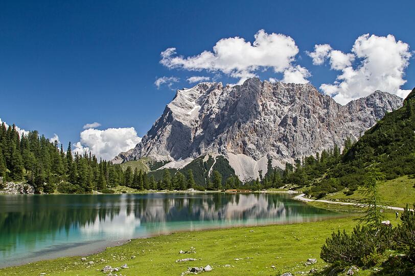 Die Zugspitze ist mit einer Höhe von 2.962 Metern der höchste Berg Deutschlands. Majestätisch und erhaben thront sie im Wettersteingebirge an der Grenze zu Tirol. Bequem zu erreichen ist der Gipfel über eine Bahnfahrt vom Wintersportort Garmisch-Partenkirchen aus. Die Wanderung auf die Zugspitze dauert in etwa einen Tag. Die Zugspitze ist mit einer Höhe von 2.962 Metern der höchste Berg Deutschlands. Majestätisch und erhaben thront sie im Wettersteingebirge an der Grenze zu Tirol. Bequem zu erreichen ist der Gipfel über eine Bahnfahrt vom Wintersportort Garmisch-Partenkirchen aus. Die Wanderung auf die Zugspitze dauert in etwa einen Tag.