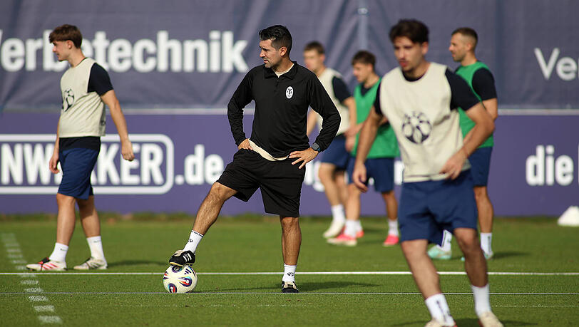 Wer wird fit, wer kann spielen? 1860-Trainer Alper Kayabunar beim Training in der Woche vor dem Auswärtsspiel in Illertissen. Wer wird fit, wer kann spielen? 1860-Trainer Alper Kayabunar beim Training in der Woche vor dem Auswärtsspiel in Illertissen.