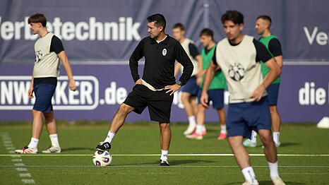 Wer wird fit, wer kann spielen? 1860-Trainer Alper Kayabunar beim Training in der Woche vor dem Ausw&auml;rtsspiel in Illertissen.