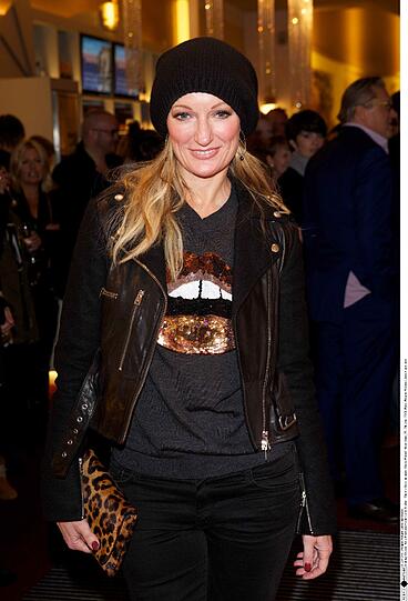 Schwarze Jeans, Lederjacke, Leo-Clutch: Monika Gruber mal ganz anders. Die Bilder von der Premiere "HUBERT UND STALLER - DIE INS GRAS BEISSEN"