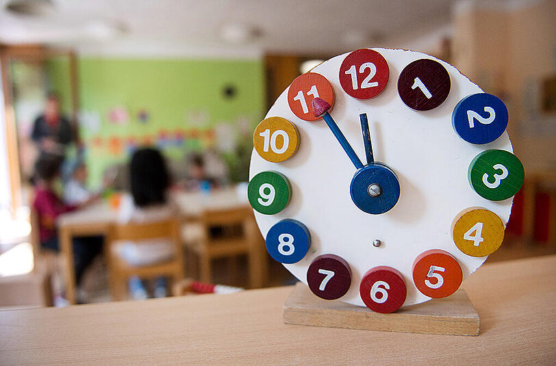 Eine Spielzeuguhr zeigt fünf vor zwölf in Stuttgart in einer Kindertagesstätte, in der Eltern die Kinderbetreuung wegen des Streiks der Erzieher- und Erzieherinnen übernommen hatten.
