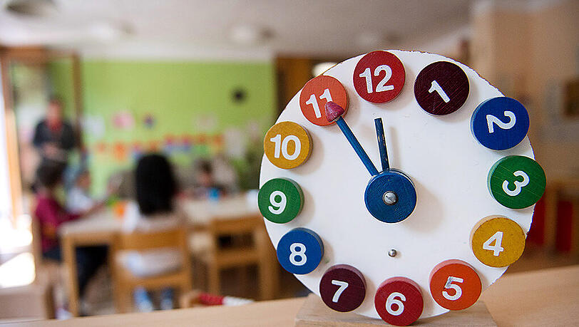 Eine Spielzeuguhr zeigt fünf vor zwölf in Stuttgart in einer Kindertagesstätte, in der Eltern die Kinderbetreuung wegen des Streiks der Erzieher- und Erzieherinnen übernommen hatten. Eine Spielzeuguhr zeigt fünf vor zwölf in Stuttgart in einer Kindertagesstätte, in der Eltern die Kinderbetreuung wegen des Streiks der Erzieher- und Erzieherinnen übernommen hatten.