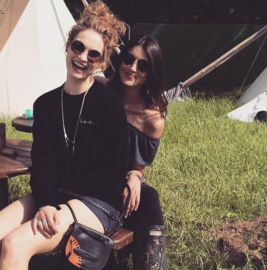 "Downton Abbey"-Star Lily James mag es bodenständig