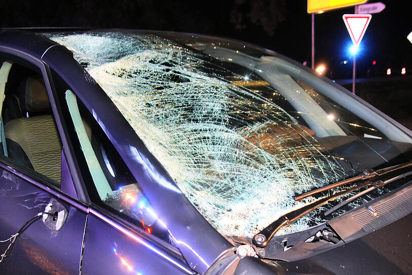 Horror-Crash in Altötting: Ein Opel-Fahrer erfasst acht Rennradfahrer und verletzt diese teils schwer - ein Mann stirbt noch an der Unfallstelle. Die Bilder zum Unfall sehen Sie hier.