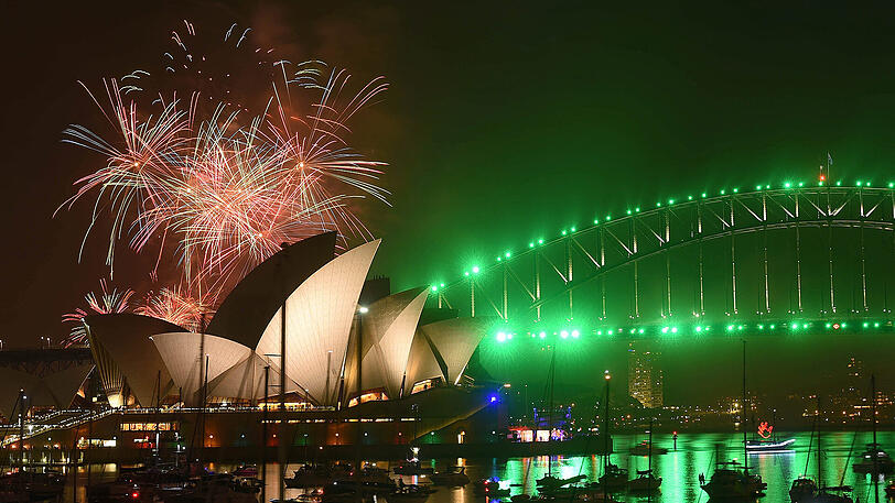 Willkommen 2017! Australien begrüßt das neue Jahr: Im Hafengelände der australischen Metropole Sydney rund um das berühmte Opernhaus versammelten sich mehr als eine Millionen Menschen, um den besten Blick auf das Feuerwerksspektakel zu haben.