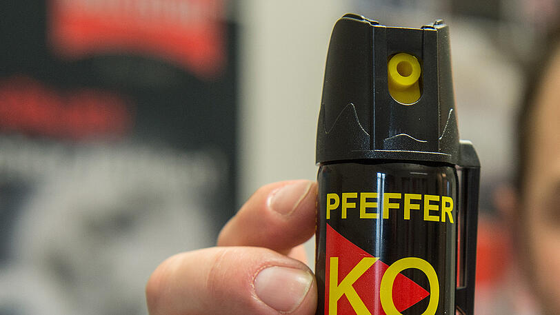 Mit einem Pfefferspray verjagte der Vermieter den Firmeninhaber vom Gelände. (Symbolbild)