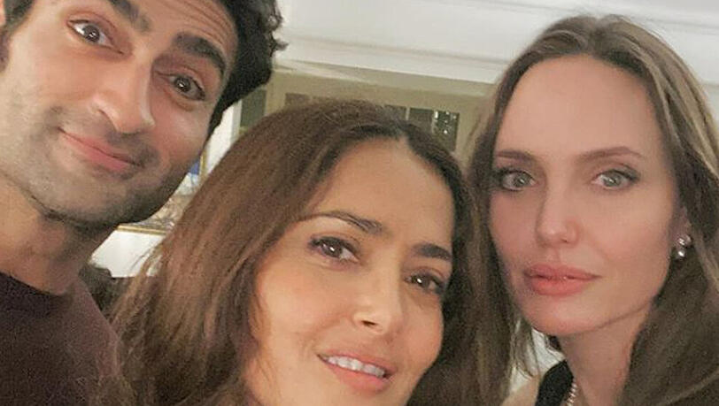 Salma Hayek (Mitte) und ihre "Eternals"-Kollegen sind zu Freunden geworden Salma Hayek (Mitte) und ihre "Eternals"-Kollegen sind zu Freunden geworden