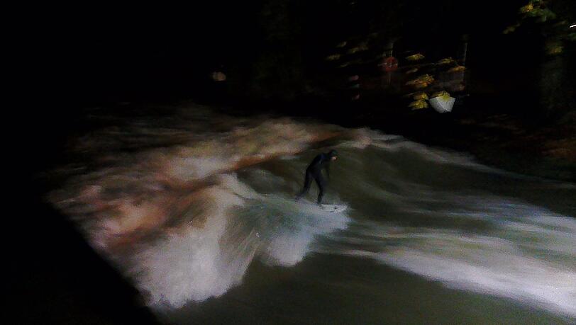 Dunkelheit kann sie nicht aufhalten: Am Eisbach wird einfach bei Flutlicht gesurft. Dunkelheit kann sie nicht aufhalten: Am Eisbach wird einfach bei Flutlicht gesurft.