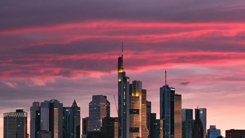 Bei Sonnenuntergang ist die Skyline der Bankenstadt in ein rötliches Licht getaucht. Bei Sonnenuntergang ist die Skyline der Bankenstadt in ein rötliches Licht getaucht.