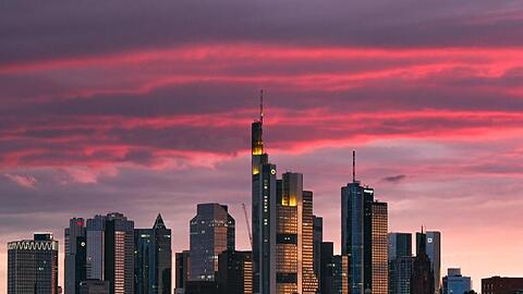 Bei Sonnenuntergang ist die Skyline der Bankenstadt in ein rötliches Licht getaucht.