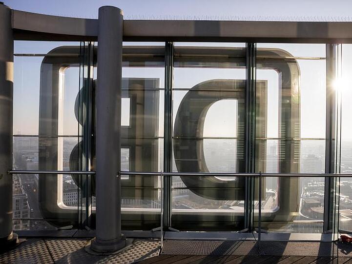 Die Rückseite des Deutsche Bahn-Logos auf dem Bahntower in Berlin.