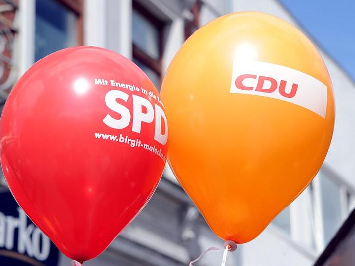 Ein SPD- und ein CDU- Luftballon.