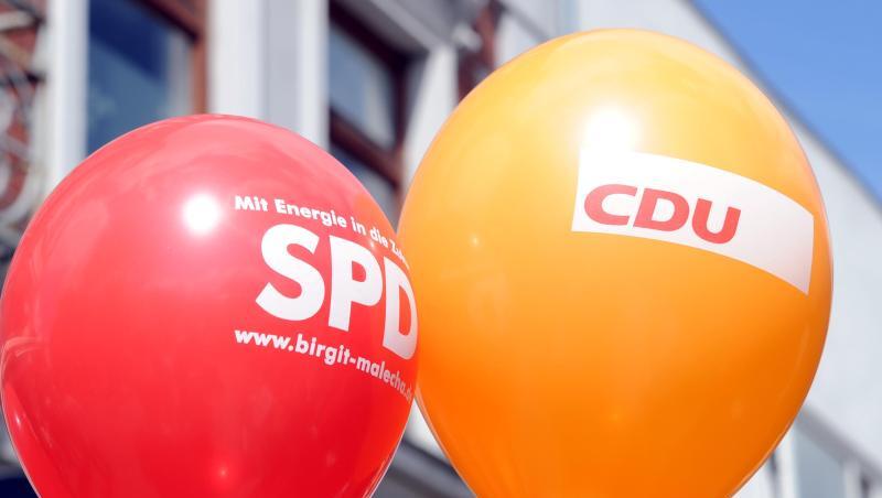 Ein SPD- und ein CDU- Luftballon. Ein SPD- und ein CDU- Luftballon.