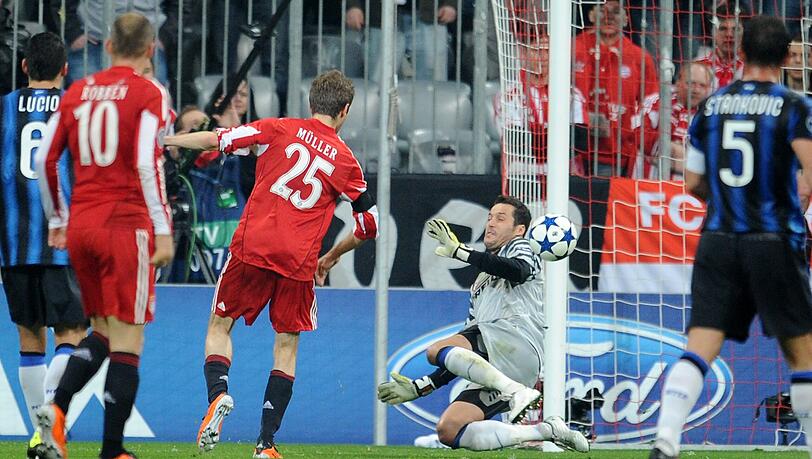 Thomas Müller erzielt 2011 das 2:1 gegen Inter Mailand. Julio Cesar im Tor ist chancenlos.