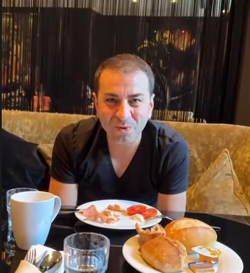 Vor den Proben und der großen Live-Show wird nochmal ordentlich gefrühstückt, wie etwa bei Ali Güngörmüş.