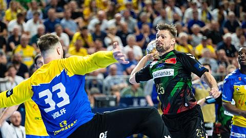 Magdeburgs Marko Bezjak (r) hat mit dem SCM die Champions League gewonnen.