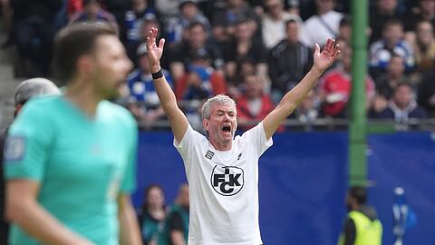 Kaiserslauterns Trainer Friedhelm Funkel will den Abstieg in die 3. Liga vermeiden.