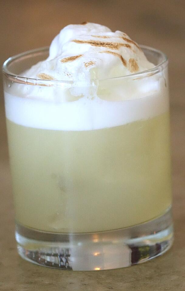 Selbst der Whiskey Sour hat einen japanischen Twist. Er ist mit japanischem Whiskey gemacht und enthält Yuzu - eine Zitrusfrucht. Selbst der Whiskey Sour hat einen japanischen Twist. Er ist mit japanischem Whiskey gemacht und enthält Yuzu - eine Zitrusfrucht.
