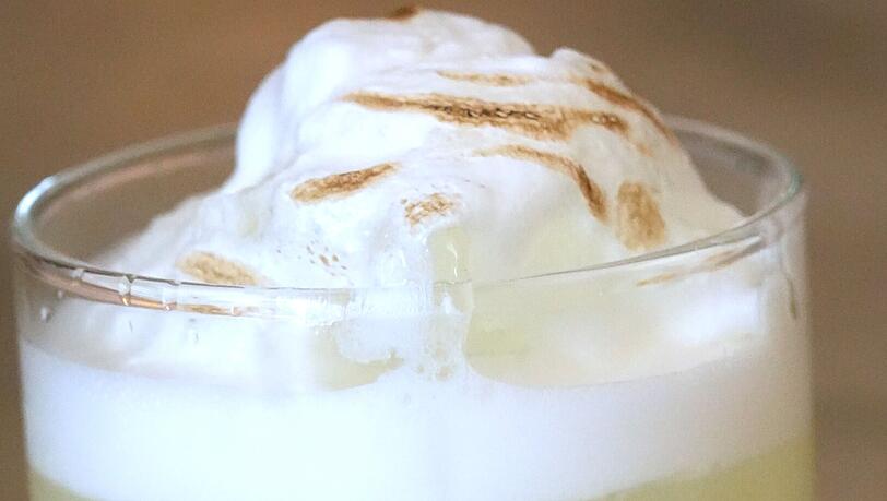 Selbst der Whiskey Sour hat einen japanischen Twist. Er ist mit japanischem Whiskey gemacht und enthält Yuzu - eine Zitrusfrucht. Selbst der Whiskey Sour hat einen japanischen Twist. Er ist mit japanischem Whiskey gemacht und enthält Yuzu - eine Zitrusfrucht.