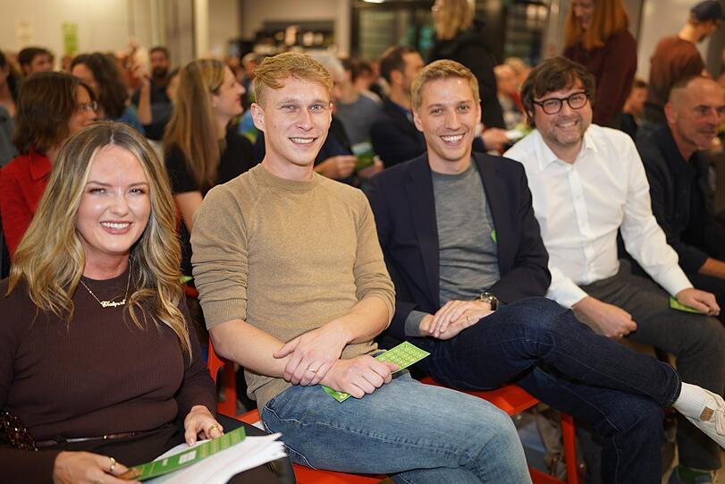 Mona Fuchs, Dominik Krauses Verlobter Sebastian Müller, Dominik Krause und Sebastian Weisenburger bei der Aufstellungsversammlung.