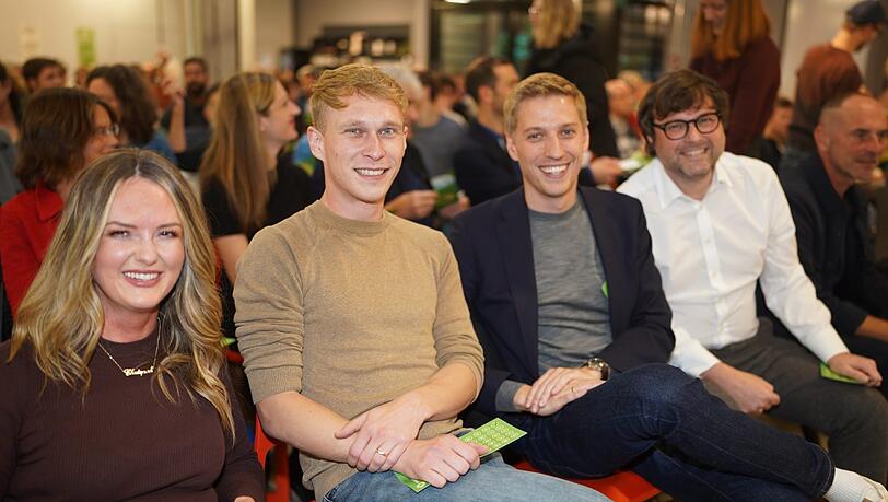 Mona Fuchs, Dominik Krauses Verlobter Sebastian Müller, Dominik Krause und Sebastian Weisenburger bei der Aufstellungsversammlung. Mona Fuchs, Dominik Krauses Verlobter Sebastian Müller, Dominik Krause und Sebastian Weisenburger bei der Aufstellungsversammlung.