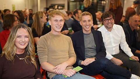 Mona Fuchs, Dominik Krauses Verlobter Sebastian Müller, Dominik Krause und Sebastian Weisenburger bei der Aufstellungsversammlung.