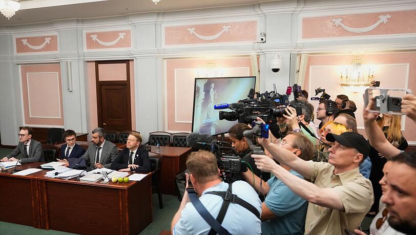 Das Oberste Gericht in Moskau hat nach einem Antrag kremltreuer Kräfte den Ausschluss der liberalen Oppositionspartei von der Parlamentswahl verfügt. Das Oberste Gericht in Moskau hat nach einem Antrag kremltreuer Kräfte den Ausschluss der liberalen Oppositionspartei von der Parlamentswahl verfügt.