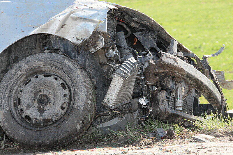 Schwerer Unfall bei Ziegelsham: Das Fahrzeug fuhr von Heldenstein in Richtung Schwindegg. Auf Höhe des Weilers Ziegelsham kam der Lenker nach Rechts von der Fahrbahn ab, steuerte dagegen und fuhr dann schließlich nach Links in den Bach wo sich das Fahrzeug überschlug und auf den Rädern wieder zum stehen kam. Drei Menschen wurden verletzt.