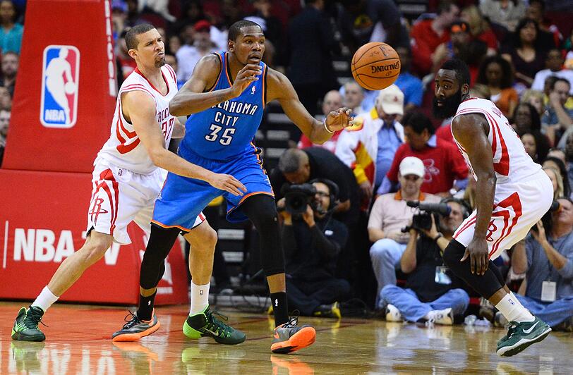Oklahoma Citys Superstar Kevin Durant (mitte) am Ball.