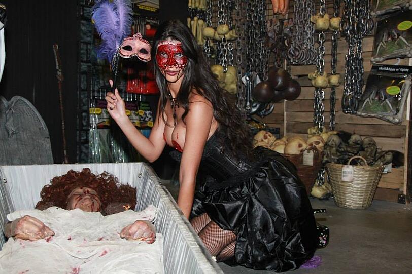Micaela Schäfer als Nackt-Zombie