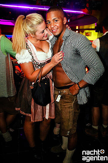 Zumindest thematisch ohne die Wiesn präsentierte sich der Crown's Club mit seiner Reihe "wie ein Phönix aus der Asche". Mehr Bilder unter: href="http://www.nachtagenten.de/event/19.09.2015/crown-s-club/garden-restaurant.332536.html