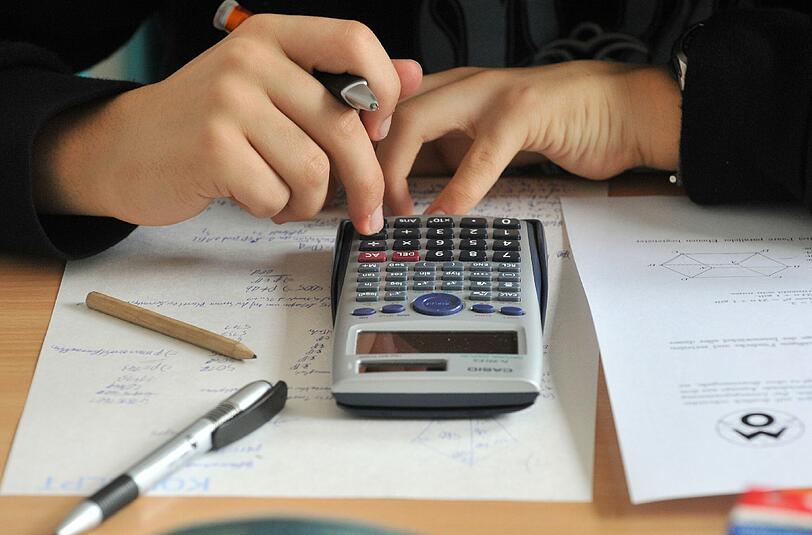 Prozess wegen Freiheitsberaubung: Ein Lehrer soll in Neuss Schülern eine Strafarbeit aufgebrummt und sie am Verlassen der Klasse gehindert haben. Foto: Hendrik Schmidt/Symbol