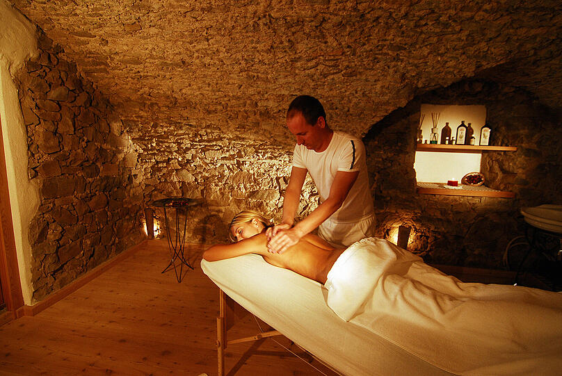 Das Hotel Völser Hof lädt zum Entspannen mit stimmungsvoller Wellness ein.