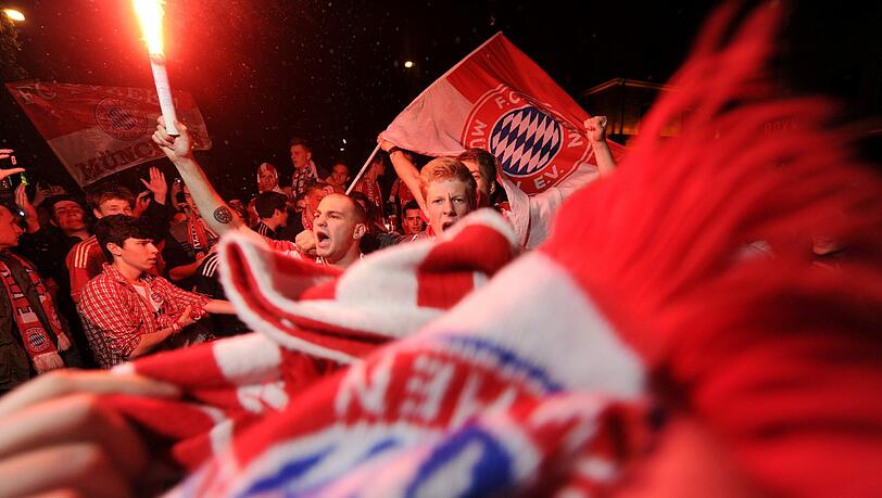 Jubelnde Bayern-Fans auf der Leopoldstraße in München.