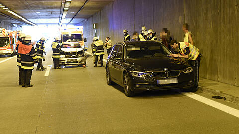 Drei Fahrzeuge waren am Unfall im Aubinger Tunnel beteiligt, vier Personen wurden verletzt.