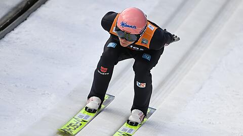Karl Geiger in Willingen in der Anlaufspur der Schanze.