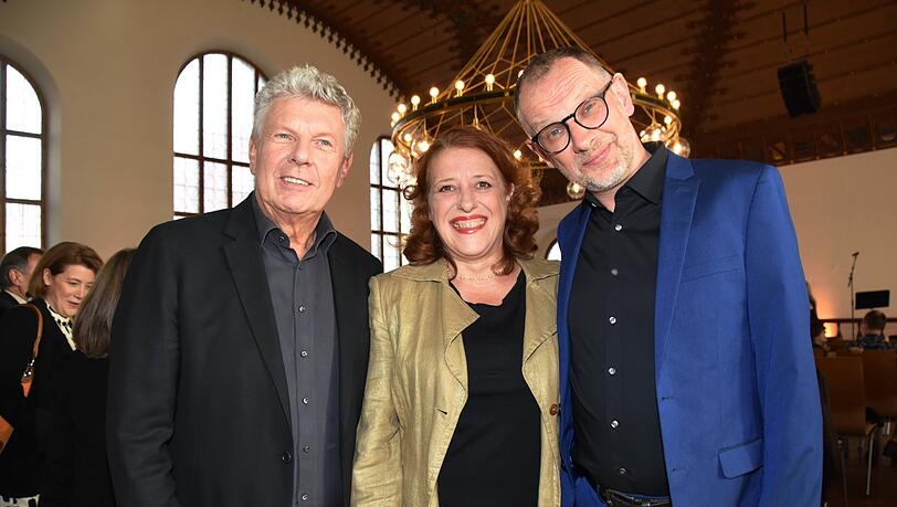 Oberbürgermeister Dieter Reiter (links), Laudatorin Luise Kinseher und der neue Dieter-Hildebrandt-Preisträger Severin Groebner am Montag bei der Preisverleihung im Alten Rathaussaal.