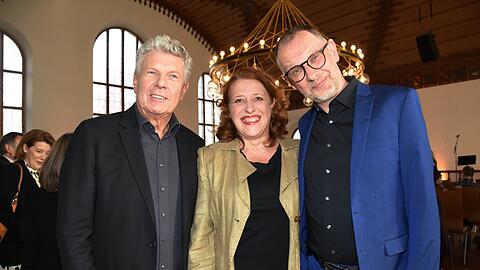 Oberbürgermeister Dieter Reiter (links), Laudatorin Luise Kinseher und der neue Dieter-Hildebrandt-Preisträger Severin Groebner am Montag bei der Preisverleihung im Alten Rathaussaal.