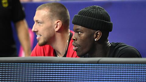 Wurden gegen Ungarn geschont, stehen im Kampf um den Viertelfinal-Einzug aber wieder bereit: Dennis Schröder (rechts) und Daniel Theis.